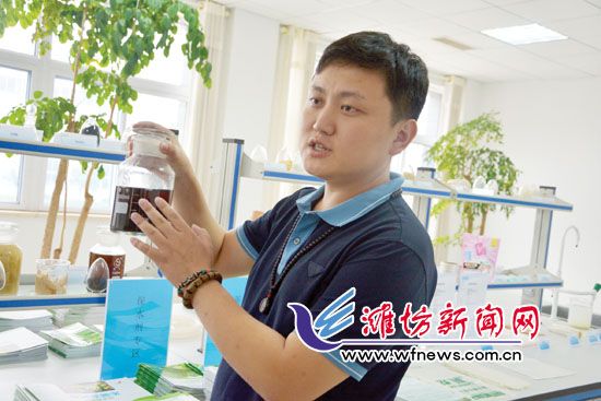 王曉凱正在介紹“旱地寶”的優(yōu)勢(shì)。